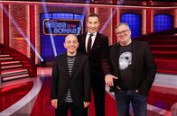 Wer weiß denn sowas XXL – Moderator Kai Pflaume (M.) und seine Rateteam-Kapitäne Bernhard Hoëcker (l.) und Elton (r.).