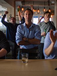 Ein perfekter Mord – Gavin in the bar realizing he's lost a bet.