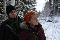 Alaska - Eisige Freiheit – Nachdem Chris und Jessi Morse einen Bären entdeckt haben, der ihnen aggressiv bis zu ihrer Hütte gefolgt ist, gehen sie im Wald auf die Jagd nach ihm. (National Geographic/Mike Fennell)