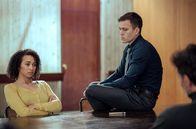 Professor T – Lisa (l., Emma Naomi), Dan (r., Barney White) und Paul (Andy Gathergood) haben es mit einem bizarr inszenierten Mordfall zu tun.