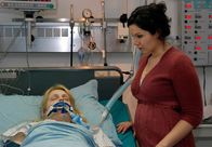 Sturm der Liebe – ARD STURM DER LIEBE FOLGE 1019 Uhr im ERSTEN. Emma (Ivanka Brekalo, r.) hat Angst um ihre Schwester Rosalie (Natalie Alison, l.).