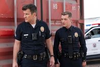 The Rookie – Officer John Nolan (Nathan Fillion, l.) und Seth Ridley (Patrick Keleher, r.) werden zu einem stillen Alarm gerufen. Der Fall scheint zunächst von einem Zivilisten gelöst worden zu sein. Doch nach weiteren Recherchen stellt sich heraus, wer der vermeintliche "Held" in Wahrheit ist.
