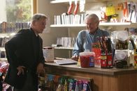 Navy CIS – L-R: Während Gibbs (Mark Harmon) auf seine gewohnte Art ermitteln will, überredet ihn sein Vater (Ralph Waite), es mit Freundlichkeit zu versuchen. Doch dann fliegt ein Auto des NCIS mit sämtlichen Beweisstücken in die Luft. Das ist das Signal für Gibbs hart durchzugreifen ...