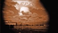 Geheimakte Atombombe – Bei der Explosion einer Atombombe steigt ein Feuerball in die Luft. Dieser zieht Asche und Staub mit sich – die bekannte Pilzform entsteht.