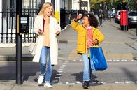 Plötzlich Papa – Gloria (Gloria Colston, li.) und ihre Mama (Clémence Poésy)