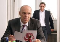 Geld.Macht.Liebe – ARD GELD.MACHT.LIEBE, Folge 8, MACHTKAMPF, Deutschland 2009, Regie Christine Kabisch Uhr im Ersten. Alexander Blessmann (Peter Kremer) und sein Strohmann (Stefan Gebelhoff, rechts) planen gemeinsam einen Schlag gegen die Rheinbergs.