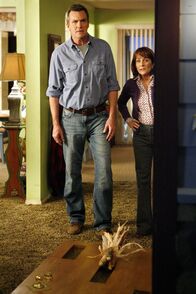 The Middle – Eigentlich ist es Mikes (Neil Flynn, l.) Schuld, dass Axl die Haustür aus den Angeln hebt, doch Frankie (Patricia Heaton, r.) macht ihren Sohn dafür verantwortlich und möchte, dass dieser die Tür auch wieder repariert ...