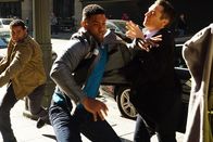Castle – Warum versucht Bolt (Roshawn Franklin, M.) der Verhaftung durch Esposito (Jon Huertas, l.) und Kevin (Seamus Dever, r.) zu entkommen, wenn er doch unschuldig sein will?