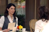 Gilmore Girls – Erkennt ihre Tochter nicht wieder, als herauskommt, dass diese ein Boot gestohlen hat und im Gefängnis gelandet ist: Lorelai (Lauren Graham) ...