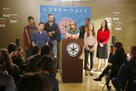 Community – Als Greendale einem E-Mail-Hacker zum Opfer fällt, beschließen Abed (Danny Pudi, l.), Chang (Ken Jeong, 2.v.l.), Jeff (Joel McHale, 3.v.l.), Britta (Gillian Jacobs, M.), Elroy (Keith David, 3.v.l.), Annie (Alison Brie, 2.v.r.) und Frankie (Paget Brewster, r.), nicht auf dessen Erpressungsversuche einzugehen. Mit fatalen Folgen ...