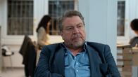 Nachtschicht – Erichsen (Armin Rohde) sitzt im Kommissariat und unterhält sich mit seinem Vorgesetzten.