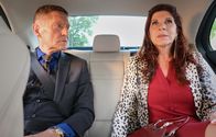 In aller Freundschaft – Als Dr. Kaminski (Udo Schenk) auf dem Weg in den Feierabend ist, entdeckte er Vera Bader (Claudia Wenzel). Vera verhält sich etwas eigenartig und Kaminski entscheidet sich, sie nach Hause zu bringen.