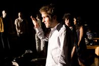 Cloverfield – Etwas ist dem Meer entstiegen - etwas Großes, etwas Gefährliches, hat der Freiheitsstatue den Kopf abgerissen und stürzt sich jetzt auf die Bewohner New Yorks. Für Rob (Michael Stahl-David) ist seine Freunde beginnt ein mörderischer Kampf ums Überleben ...
