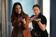 The Rookie – Während der nervenaufreibenden Suche nach dem kriminellen Pärchen erzielen Lopez (Alyssa Diaz, l.) und Chen (Melissa O'Neil, r.) endlich den Durchbruch, auf den Lopez gewartet hat.