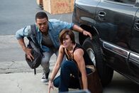 San Andreas Quake – Molly (Jhey Castles hier mit Jason Woods als Nick) hat richtig gerechnet. Im Chaos versucht sie verzweifelt, ihre Familie zu finden.
