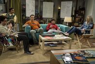 The Big Bang Theory – Verfallen alle in eine depressive Stimmung, in der nur noch Richard Feynman helfen kann: Leonard (Johnny Galecki, l.), Raj (Kunal Nayyar, 2.v.l.), Sheldon (Jim Parsons, M.), Howard (Simon Helberg, 2.v.r.) und Penny (Kaley Cuoco, r.) ...