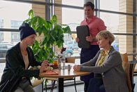 In aller Freundschaft – Simone Ostberger (Anne Kasprik, re.) begleitet ihre Tochter in der Sachsenklinik. Luka Ostberger (Nathalie Thiede, li.) hat eine Chemotherapie hinter sich und ist nun hier, um die weitere Behandlung zu besprechen. Jakob Heilmann (Karsten Kühn) kennt Luka von ihrem ersten Aufenthalt und freut sich für sie: Die Chemotherapie hat gut gewirkt.