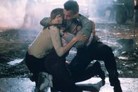 Universal Soldier - Die Rückkehr – Nach dem finalen Angriff kann Luc (Jean-Claude Van Damme, r.) Erin (Heidi Schanz, l.) und seine Tochter Hillary (Karis Paige Bryant, M.) endlich in den Arm nehmen. Doch der Preis dafür war hoch.
