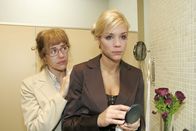 Verliebt in Berlin – Lisa (Alexandra Neldel, l.) spürt die tiefe Verzweiflung, die Sabrina (Nina-Friederike Gnädig, r.) mit ihrer Aggressivität zu übertünchen versucht ... (Dieses Foto von Alexandra Neldel darf nur in Zusammenhang mit der Berichterstattung über die Serie "Verliebt in Berlin" veröffentlicht und verbreitet werden.)