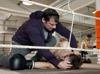 In aller Freundschaft – Mirko Kowalski (Martin Goeres, liegend) ist von seinem Sparring-Partner K.O. geschlagen worden. Sein Vater und Trainer Ernst Kowalski (Joachim Nimtz, oben) lässt den Notarzt rufen.