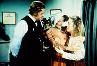Unsere kleine Farm – Doc Baker (Kevin Hagen, l.) und Mary (Melissa Sue Anderson, r.) haben eine Überraschung für Caroline (Karen Grassle, M.).