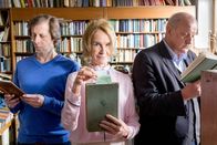 Wilsberg – Nicht nur die Liebe zu Büchern führt die reiche und geistig verwirrte Hanni Haffner (Gudrun Gundelach, M.) in Wilsbergs (Leonard Lansink, r.) Antiquariat (li.: Oliver Korittke).
