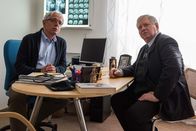 Der Staatsanwalt – Dr. Theobald (Ulrich Cyran, l.) ist der Hausarzt von Familie Bender. Bernd Reuther (Rainer Hunold, r.) befragt ihn zum Verhältnis der Toten zu ihrem Mann.