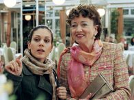 Der Dicke – Yasmin (Burcu Dal, links) begleitet "Lockvogel" Iris (Barbara Focke) bei ihrer Suche nach dem vermeintlichen Heiratsschwindler.