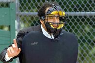 Monk – Seit Sharonas Sohn Benji Baseball spielt ist Mr. Monk (Tony Shalhoub) gezwungen sich mit diesem Sport auseinanderzusetzen.