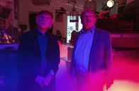 Rentnercops – Edwin (Tilo Prückner, l.) und Günter (Wolfgang Winkler, r.) stehen staunend im Haus des Zauberers Maldini.