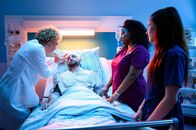 Bettys Diagnose – Von links: Helena von Arnstett (Claudia Hiersche), Markus Seiler (Jonas Minthe), Zoe Breitner (Catherine Chikosi), Sofia Abbas (Kiara Brunken)