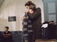 Die Kinder des Monsieur Mathieu – Der junge Pierre Morhange (Jean-Baptiste Maunier) erhält endlich Besuch von seiner Mutter Violette (Marie Bunel).
