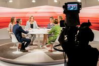 Club – v.l. Claudio Martelli, Vize-Direktor des Staatssekretariats für Migration, Halyna Ilyasevych Rauber, Ukrainischer Verein Schweiz, Moderatorin Barbara Lüthi, Albina Muhtari, Gründerin und Chefredaktorin «baba news», Miriam Behrens, Direktorin Schweizerische Flüchtlingshilfe, Francesca Falk, Historikerin, Dozentin für Migrationsgeschichte an der Universität Bern