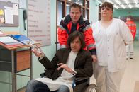 Notruf Hafenkante – Notarzt Haase (Fabian Harloff, l.) bringt Benny Voßberg (Jürgen Drews, M.) nach einer durchzechten Nacht ins EKH und übergibt ihn nur zu gern an Frauke (Manuela Wisbeck, r.).