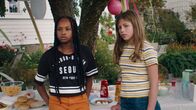 Lars ist LOL – Amanda (Lilly Winger Schmidt) und ihre beste Freundin Sari (Norah Lulu Ali-Amoafo) haben viele Pläne für das neue Schuljahr.