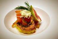 Schmatzo – Lachs gebeizt und geräuchert mit Oberskren und Kartoffelpuffern.