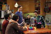 The Big Bang Theory – Howard (Simon Helberg, r.) bereit sich auf einen Auftritt als Zauberer beim Geburtstag seines Cousins vor. Leonard (Johnny Galecki, 2.v.l.), Sheldon (Jim Parsons, 2.v.r.) und Raj (Kunal Nayyar, l.) sind seine ersten Zuschauer ...