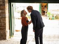 Beyond Paradise – Humphrey (Kris Marshall) muss weiter im Fall der verschwundenen Familie Colbert ermitteln. Er verabschiedet sich von Martha (Sally Bretton).