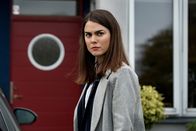 Greyzone - No Way Out – Victorias Kollegin Linda (Karin Franz Körlof) fühlt sich auf dem Heimweg beobachtet.