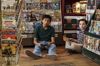 Young Sheldon – Tam (Ryan Phuong, l.) und Sheldon (Iain Armitage, r.) sind geschockt, als Mary in ihren geliebten Comic-Shop stürmt und sich beim Besitzer darüber beschwert, was für Comics er Sheldon verkauft ...