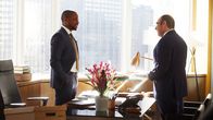 Suits – Wie soll Louis (Rick Hoffmann) mit dem neuen Anwalt Alex (Dulé Hill) in der Kanzlei umgehen? Wird es eine von Freundschaft und Vertrauen geprägte Zusammenarbeit sein, oder ist der Neue für ihn doch nur ein Konkurrent?