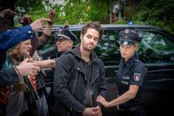 Notruf Hafenkante – Gegen den Protest der Linksautonomen bringen Franzi (Rhea Harder-Vennewald, r.) und ihre Kollegen Leo (Max Befort, 2.v.r.) zur Befragung ins Revier. Er wird verdächtigt an einem Anschlag auf eine Streifenpolizistin beteiligt zu sein.
