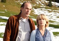 Pilgerfahrt nach Padua – In der einsamen Idylle der bayerischen Bergwelt fassen Gundula (Gisela Schneeberger) und Benno (Herbert Knaup) allmählich Vertrauen zueinander.