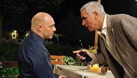 Die Eifelpraxis – Dr. Chris Wegener (Simon Schwarz,l.) und der Internist Henning Maurer (Ralph Herforth) rivalisieren um Vera.