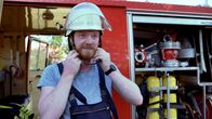 Echtes Leben: Geburtsdatum Mauerfall – In der Freiwilligen Feuerwehr seines Dorfes erlebt Marvin die schönste Zeit seiner Jugend. Sie prägt auch seinen Berufswunsch nach dem Abitur. Er verpflichtet sich für 12 Jahre bei der Bundeswehr.