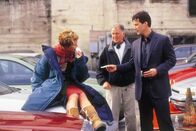 Sweet November – Für den Werbedesigner Nelson (Keanu Reeves) läuft einiges schief. Erst verliert er seinen Job und dann auch noch seine Freundin. Bis er die exzentrische Sara (Charlize Theron) kennenlernt und beschließt, einen Monat mit ihr zusammen zu leben. Sara möchte den arroganten Nelson in dieser Zeit zu einem besseren Menschen bekehren und ernennt ihn zu ihrem „Mr. November". In der Zeit mit Sara verändert sich Nelson tatsächlich sehr positiv. Er will sie sogar heiraten, doch dann erfährt er ein Geheimnis, das alles verändert. „Sweet November" von Pat O'Connor ist großes Gefühlskino mit . Angeblich lehnte Charlize Theron für diesen Film sogar die weibliche Hauptrolle in „Pearl Harbor" ab.