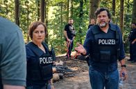 Tatort – Die Kommissare Franziska Tobler (Eva Löbau) und Friedemann Berg (Hans-Jochen Wagner) müssen ein in den Wald geflüchtetes Paar aufspüren.