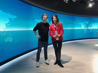 Checker Tobi – Checker Tobi mit Linda Zervakis im Tagesschau-Studio in Hamburg.