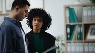 The Fortress – Die Biologin Esther (Selome Emnetu) und ihr Assistent Armand (Peiman Azizpour) haben etwas rätselhaftes entdeckt.