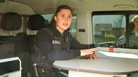 Werktags-Helden – Zollbeamtin Anja Strigl wird während der Razzia vom Einsatzfahrzeug aus die Dokumente der überprüften Arbeiter in Augenschein nehmen.